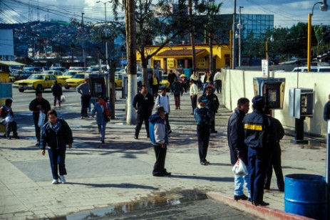 Menschen an Grenze in Tijuana
