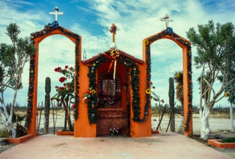 Kapelle neben Straße in Baja California
