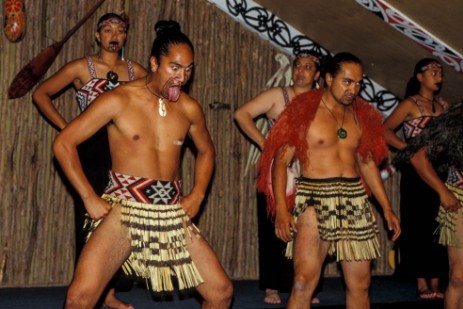 Haka bei Maorikonzert im Tamaki Maori Village