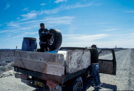 Einheimische Helfer bei Reifenpanne in Baja California