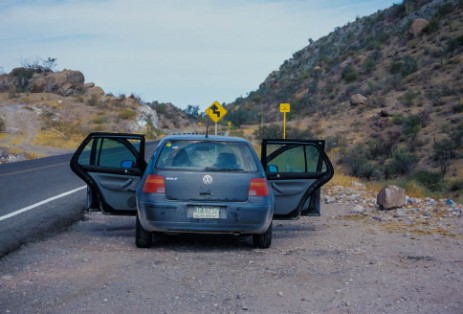 Auto mit offenen Türen am Straßenrand in Baja California