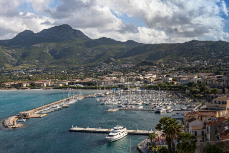 Blick von Zitadelle auf Hafen in Calvi