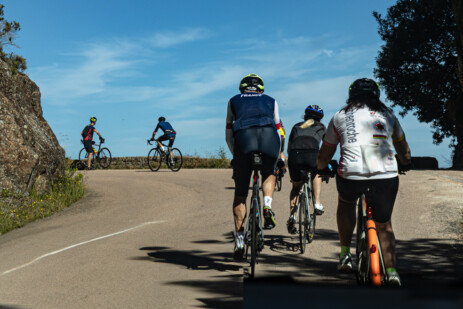 Radfahrer auf Fahrt von Porto nach Porto Vecchio
