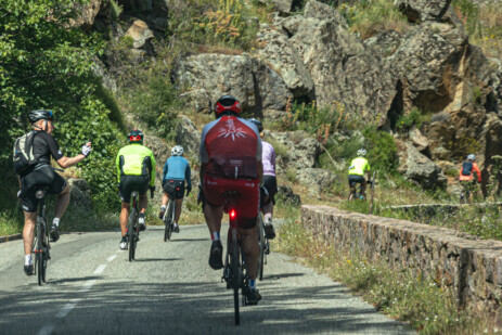 Radfahrer auf Fahrt von Porto nach Porto Vecchio