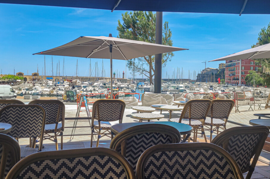 Café am Hafen von Bastia