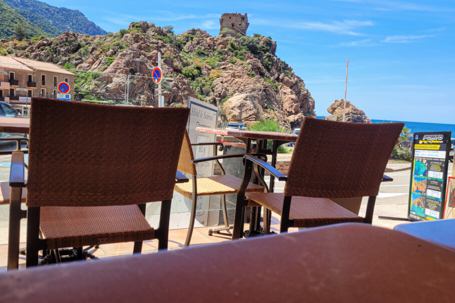 Hotelterrasse mit Bar in Porto