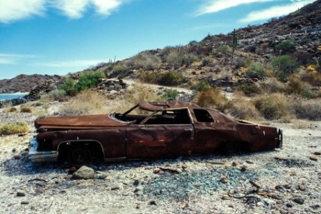 Autowrack am Stand in Baja California