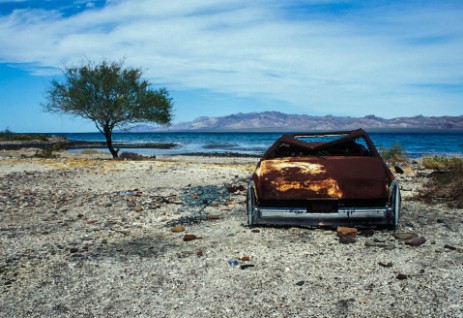 Autowrack am Stand in Baja California