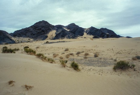 Vulkanlandschaf und Dünen im Osten der Baja California