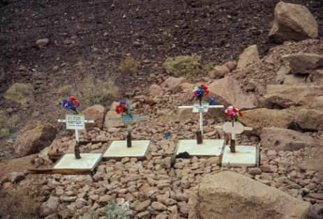 Kreuze neben Straße nach Verkehrsunfall in Baja California