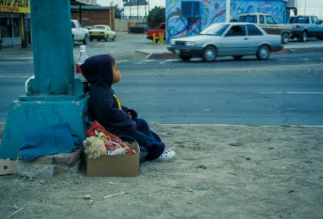 Kind am Straßenrand in Baja California