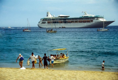 Kreuzfahrtschiff vor Cabo San Lucas in Baja California