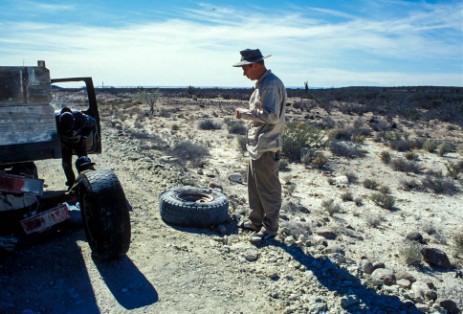 Reifenpanne von Helfern in Baja California